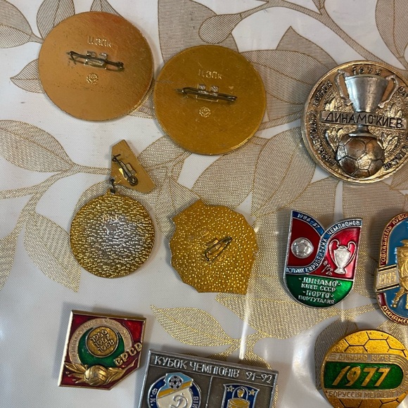 Set Of 26 VTG Soviet-era pins badges related to the Dynamo Kyiv football club - Picture 7 of 7